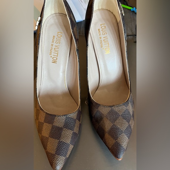 Louis Vuitton Damier Azur Pattern Stilettos. - Picture 3 of 6